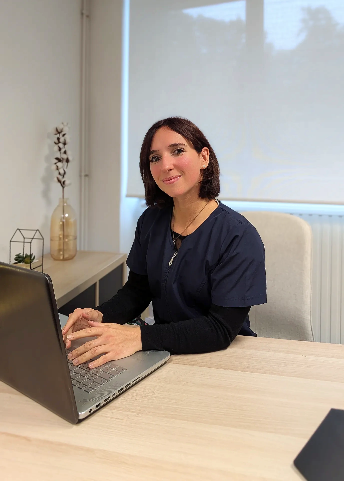 Ophélie Blanc à son bureau, au cabinet de Vaugneray