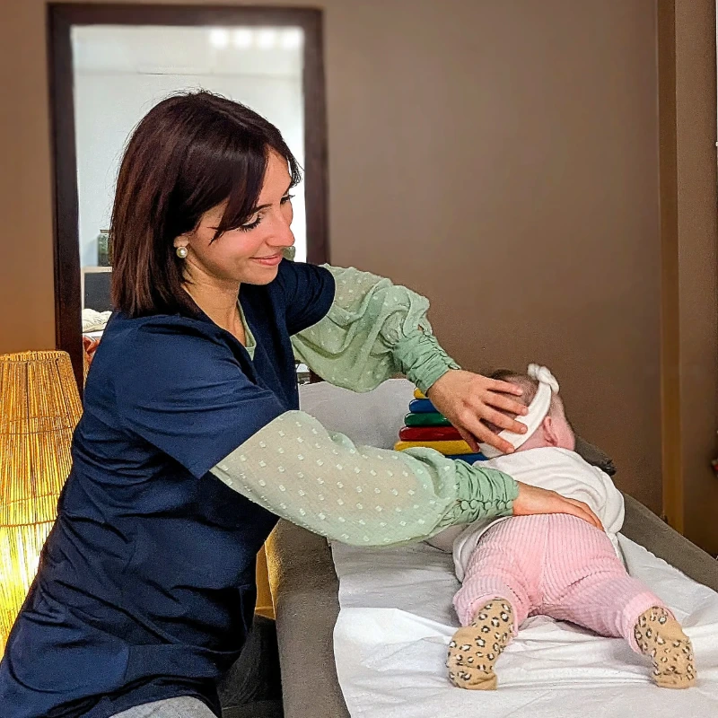 Ophélie Blanc ostéopathe lors d’une séance avec un bébé